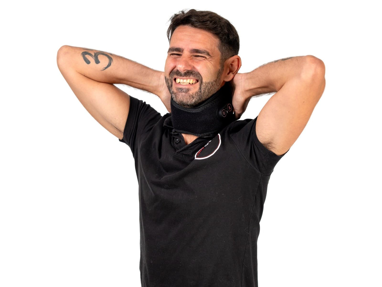 Roberto s krčním pásem kolem krku