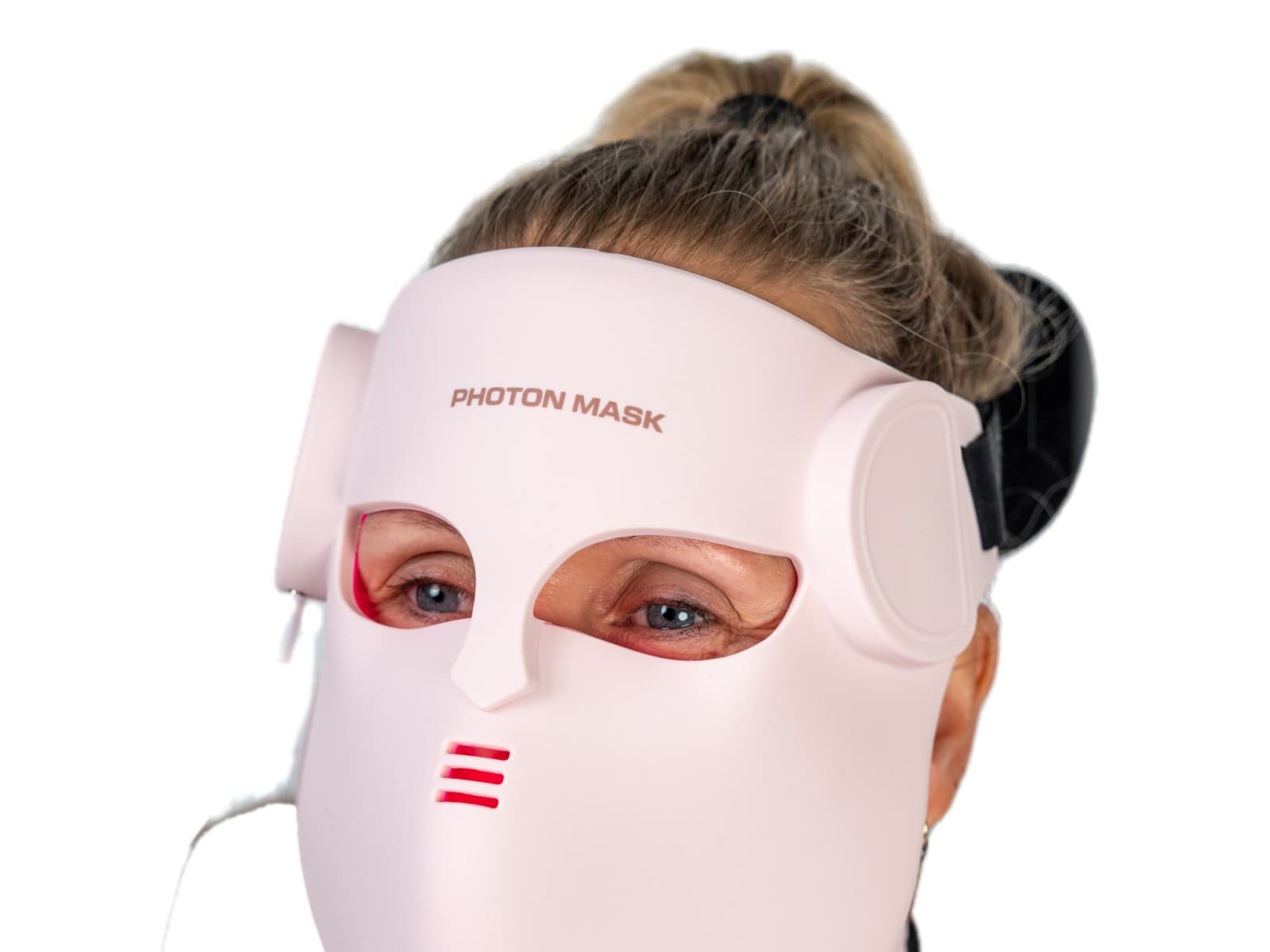 Žena s nasazenou LED maskou na obličej